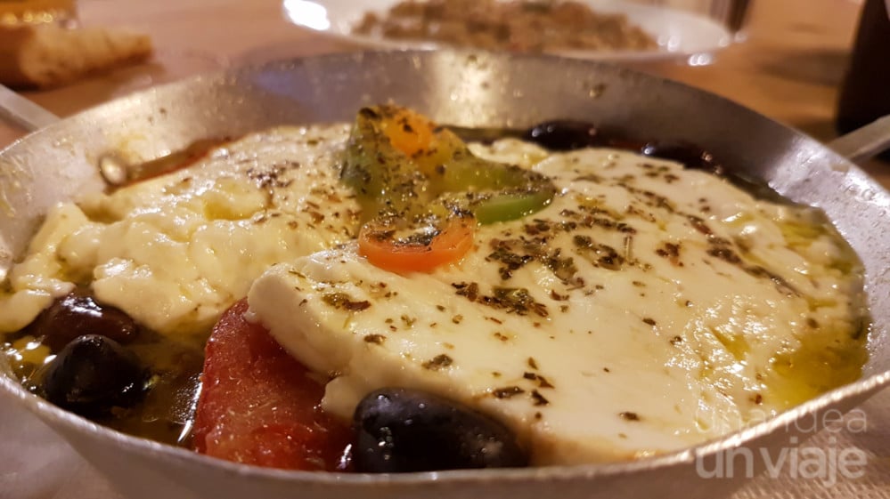 Qué comer en Grecia: Feta fourno