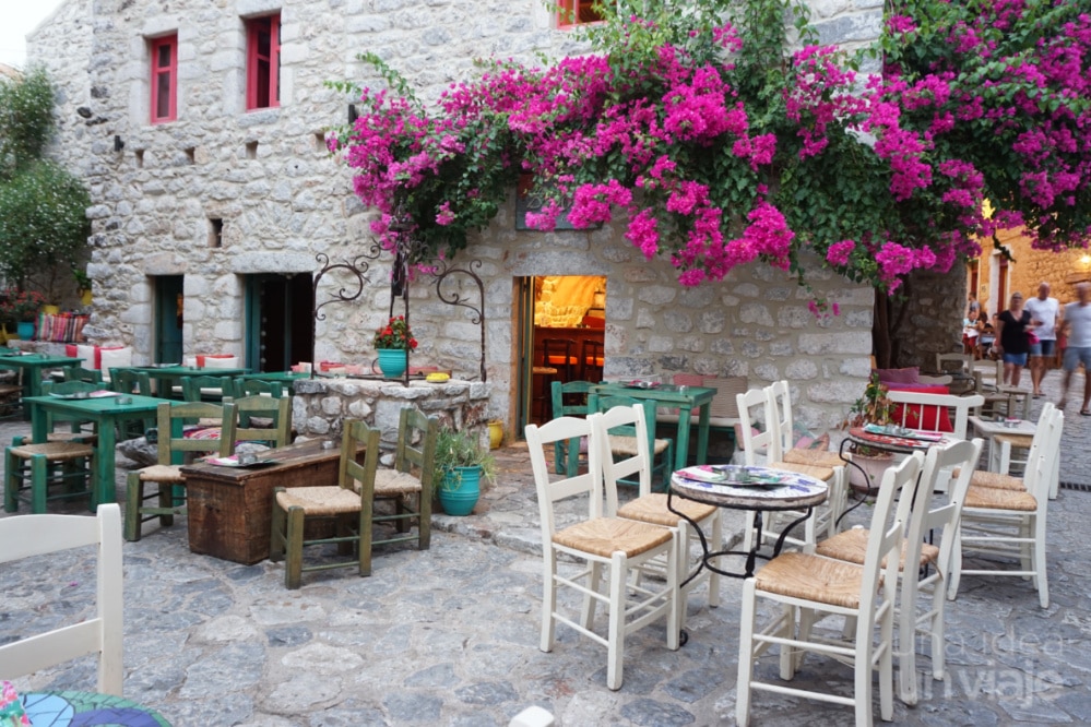 Calles y restaurantes de Areopolis, Peloponeso