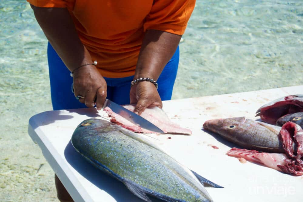 Cortando pescado en Polinesia