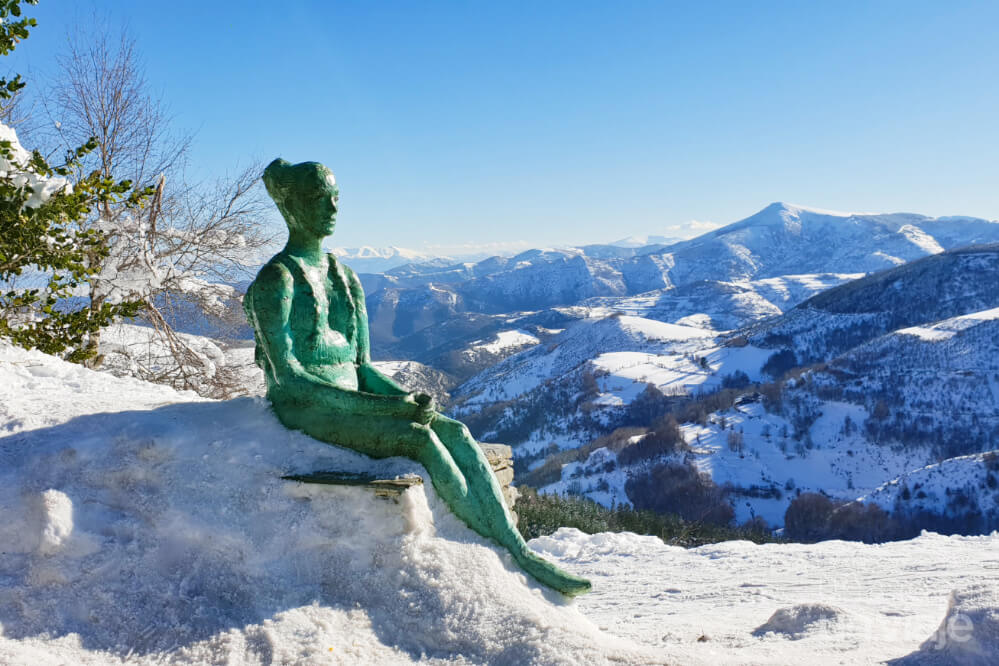 Escultura en O Cebreiro con nieve